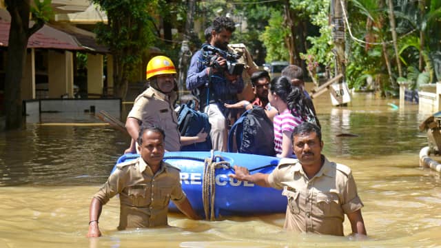बेंगलुरु में रातभर हुई भारी बारिश, 32 साल का टूटा रिकॉर्ड; सड़क से लेकर हवाई अड्डे तक जलमग्न