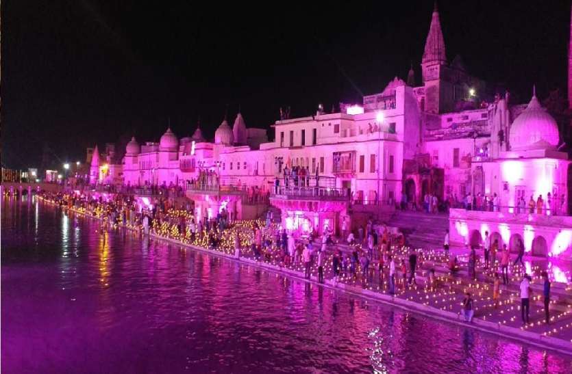 अयोध्या में निकली भव्य राम झांकी, रंग-बिरंगी रोशनी से जगमगाया सरयू घाट