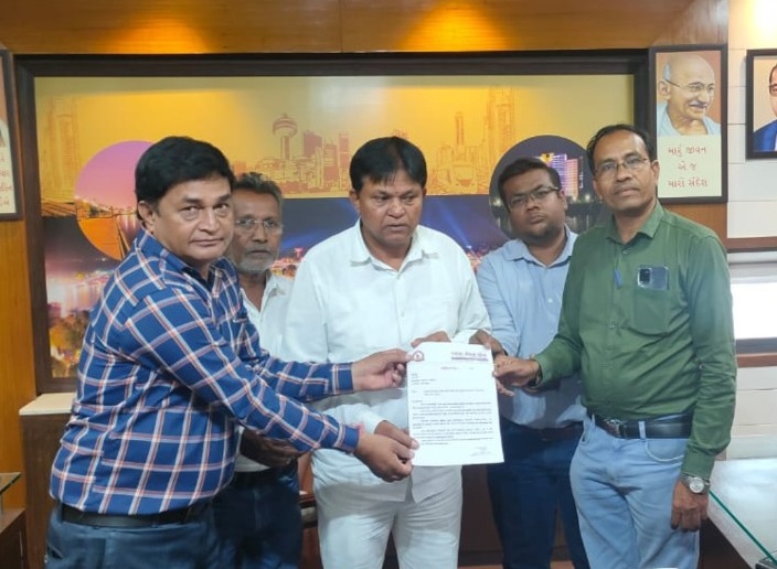 अहमदाबाद की पत्रकार एकता परिषद ने पत्रकारों को बीआरटीएस बस सेवा में मुफ्त यात्रा की अनुमति देने के सही निर्णय को लेकर याचिका दायर की है।