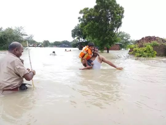 बाढ़ में फंसे बच्चे को थाना प्रभारी ने कंधे पर बैठाकर बचाया, सोशल मीडिया पर तस्वीर वायरल