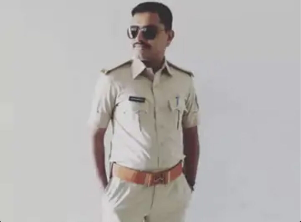 पुलिस परिवार की सामूहिक आत्महत्या: अहमदाबाद के गोटा में एक पुलिस-कांस्टेबल ने अपनी तीन साल की बेटी और पत्नी के साथ 12 वीं मंजिल से कूदकर आत्महत्या कर ली।