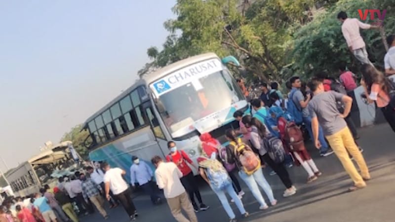 अहमदाबाद : लग्जरी बस से एसटी बस की आमने-सामने की टक्कर
