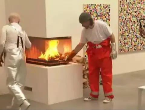 इस कलाकार ने 90 करोड़ की पेंटिंग्स में लगा दी आग, सोशल मीडिया पर दिखाया |