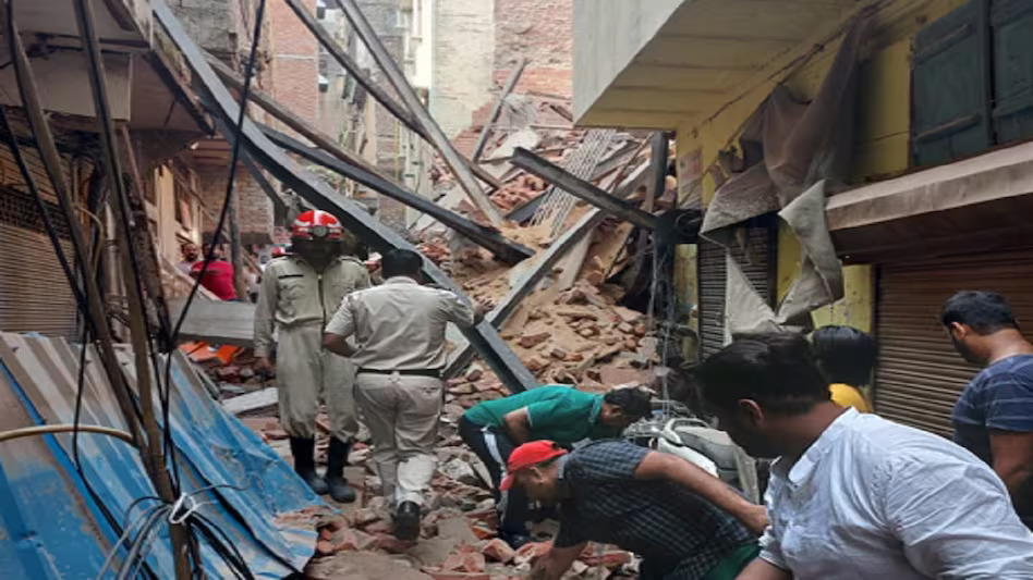 गुजरात: अहमदाबाद में बिल्डिंग गिरी, मलबे में दबे लोगों को दमकल कर्मियों ने सुरक्षित निकाला