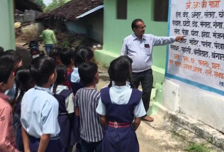 घरों की दीवारों पर ही लिख दिए प्राइमरी क्‍लास के पाठ, जबलपुर के शिक्षक की अनूठी पहल :