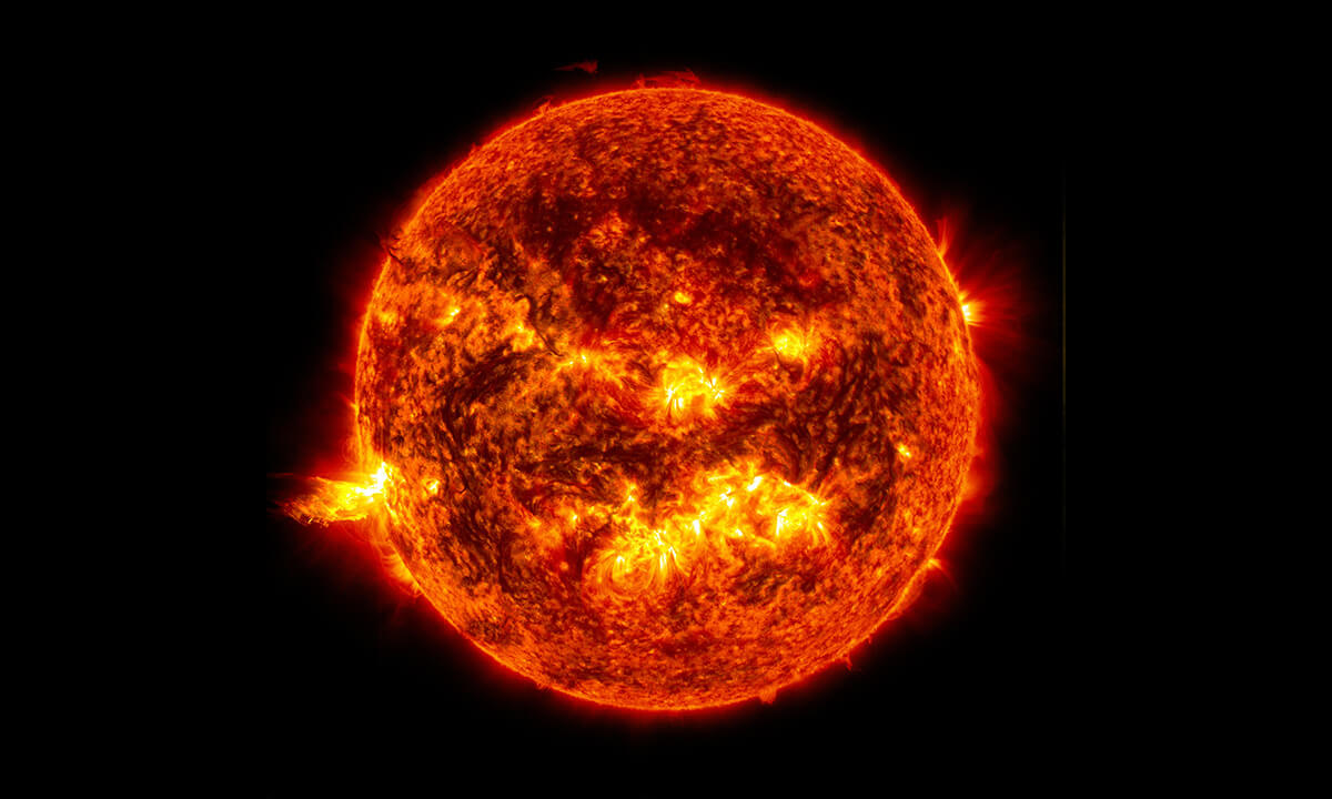 धरती की ओर थूक रही है गर्म सौर लपटें , सूरज पर बनी 20 हजार KM गहरी, 2 लाख KM लंबी 'आग की घाटी',