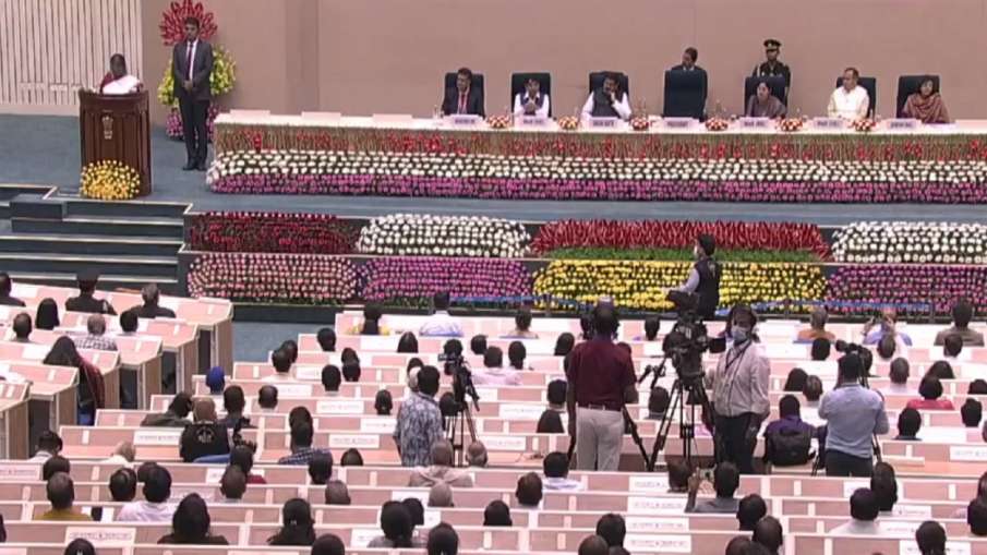 Teacher's Day: राष्ट्रपति द्रौपदी मुर्मू ने 46 शिक्षकों को किया सम्मानित, संबोधन में 'मातृ भाषा में पढ़ाई' पर दिया जोर|