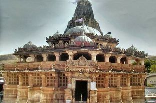 गुजरात के प्रसिद्ध धार्मिक स्थल शामलाजी ट्रस्ट ने छोटे कपड़े पहनकर आने वालों की एंट्री पर रोक लगाई