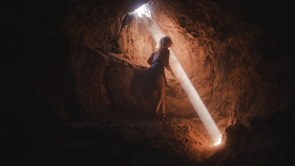 घर में मिली 200 साल पुरानी गुफा, दोस्तों संग अंदर गई लड़की, जो दिखा उससे सब हुए हैरान 