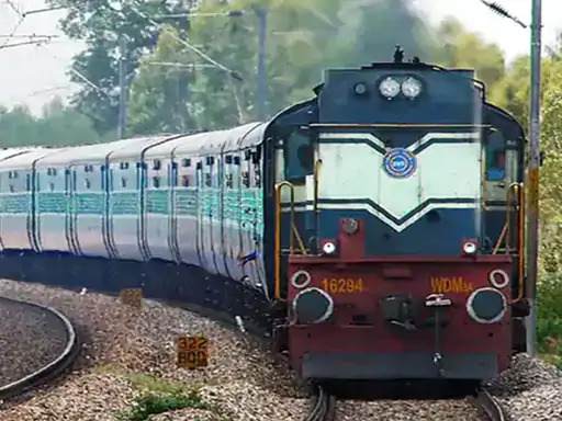 गुजरात में चक्रवाती तूफान बिपरजॉय का असर:पश्चिम रेलवे ने 67 ट्रेनें रद्द कीं, सौराष्ट्र से चलने वाली 25 ट्रेनें दूसरे स्टेशनों से चलेंगी