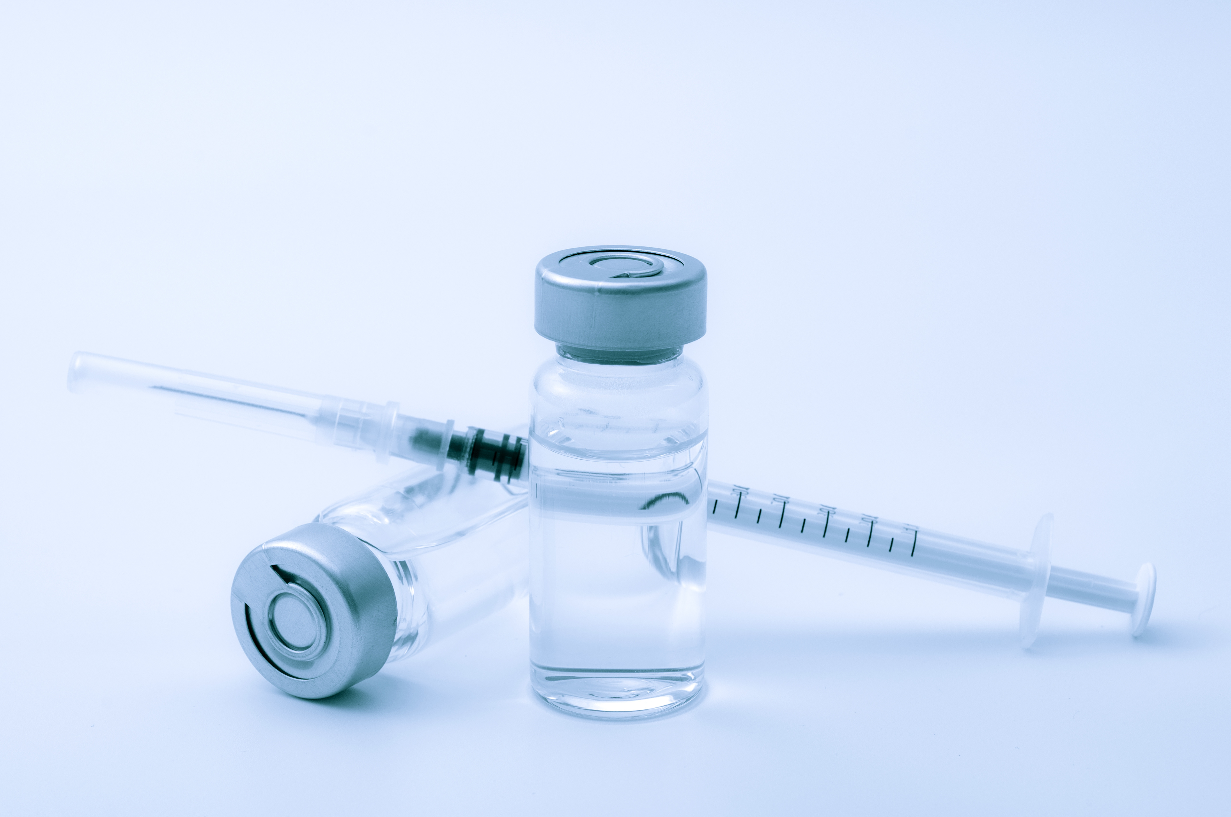 पानी और ग्लूकोज भरकर बना रहे थे नकली कोरोना वैक्सीन, दिल्ली-केरल में सप्लाई