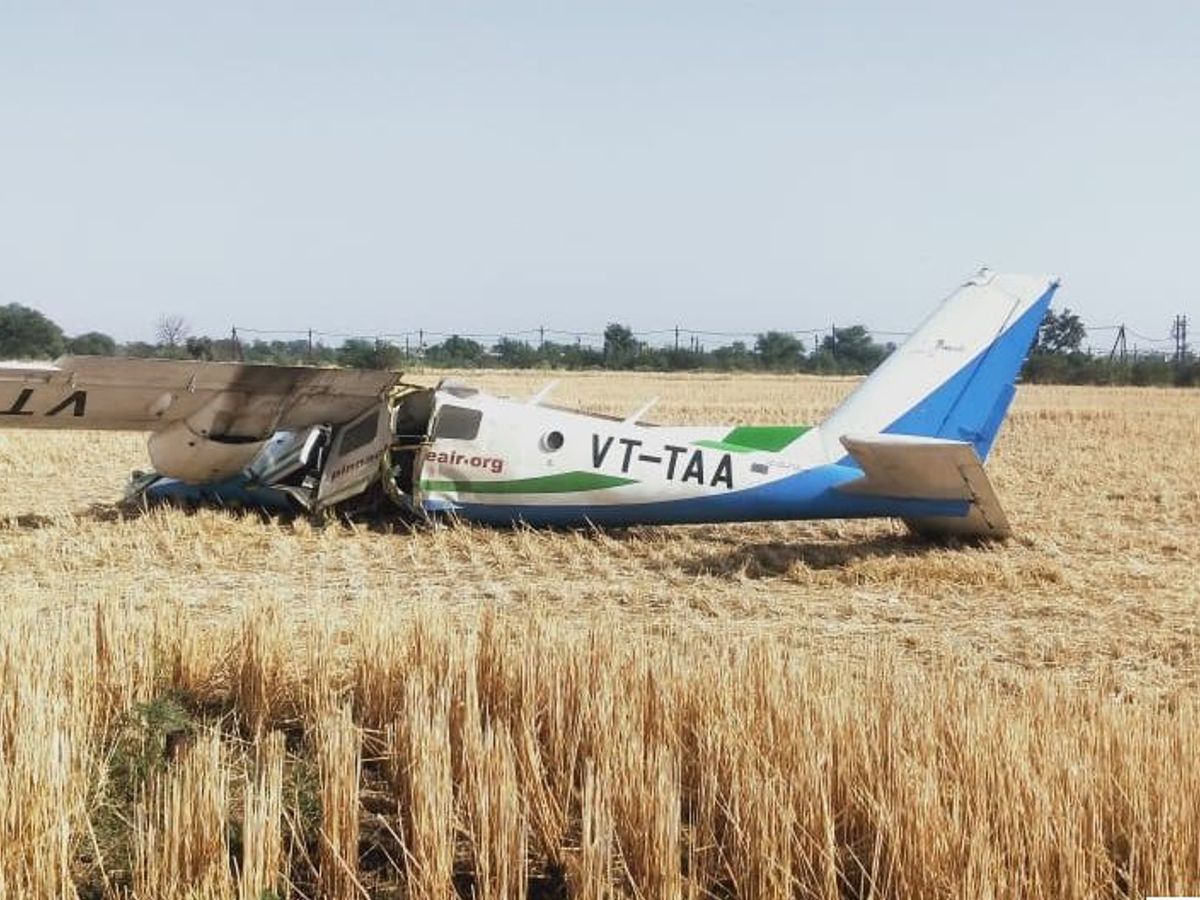 इंजन में खराबी के चलते उड़ान भरने के चंद मिनट बाद खेत में गिरा एयरक्राफ्ट