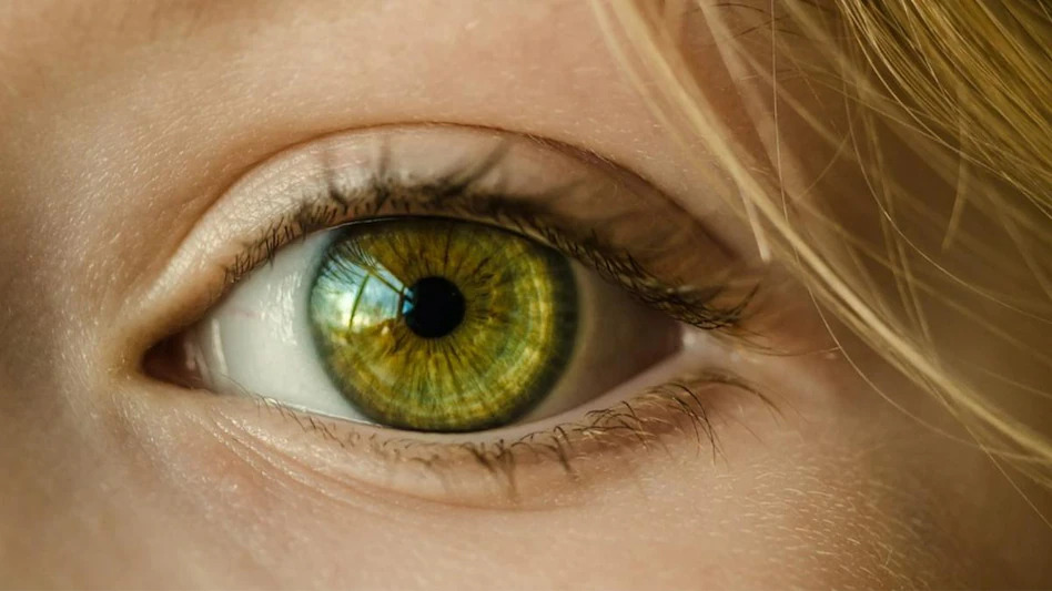Common Eye Mistakes: सावधान! रोजाना की ये गलतियां डैमेज कर रही हैं आपकी आंखें :