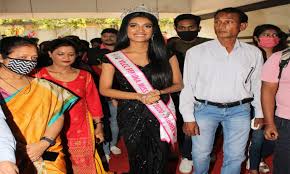 पिता के ऑटो में बैठकर सम्मान समारोह में पहुंचीं मिस इंडिया रनर अप
