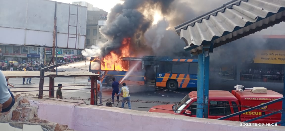 अहमदाबाद में मणिनगर रेलवे स्टेशन के सामने बीआरटीएस बस में लगी आग :