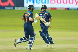 श्रीलंकाई कप्तान शनाका ने डाइव लगाकर एक हाथ से पकड़ा कैच